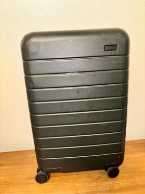 Away Compact Hardshell Carry-On in Dark Green
